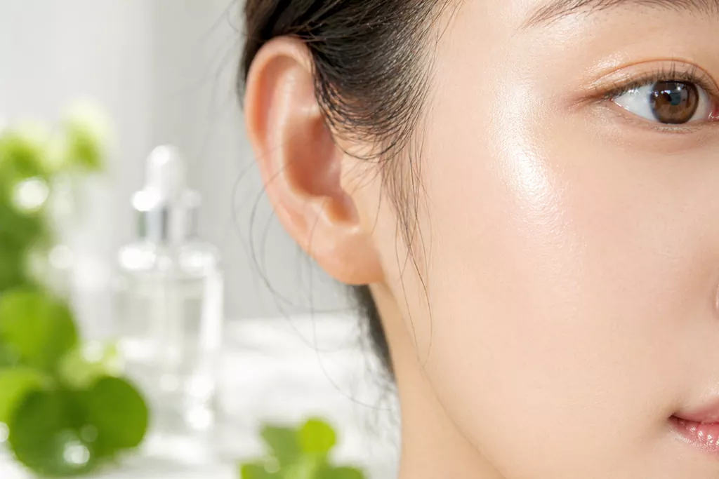 K-Beauty Repair: Mastering Centella Asiatica Benefits for Skin 2 A close-up of a calm and resilient skin texture without redness, highlighting the visible Centella Asiatica Benefits for Skin after a recovery routine.