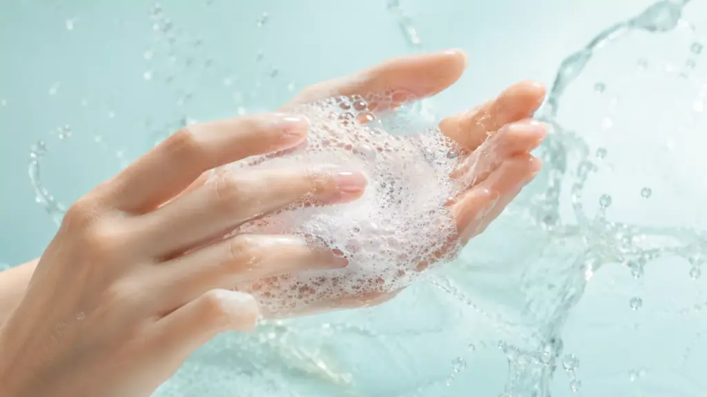 K-Beauty Double Cleansing Guide: The Ultimate Reset for Glowing Skin 2 A scientific yet aesthetic K-Beauty Double Cleansing Guide visual highlighting a low-pH water-based gel cleanser forming soft bubbles.