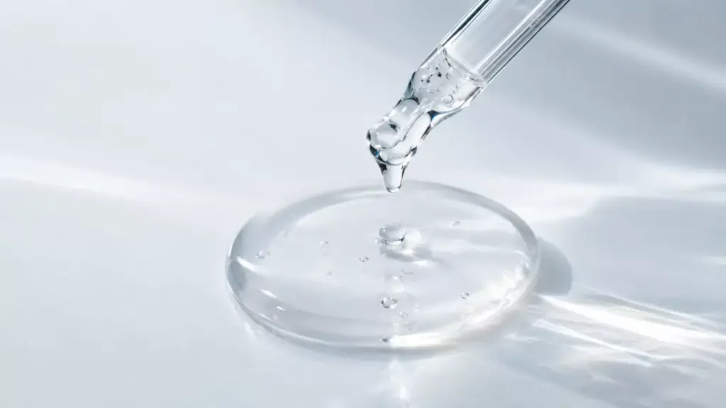 K-Beauty Exfoliation Guide: How to Achieve Glass Skin Without Aggressive Physical Scrubs 2 A clear and watery chemical serum formula highlighting the modern approach of the K-Beauty Exfoliation Guide.