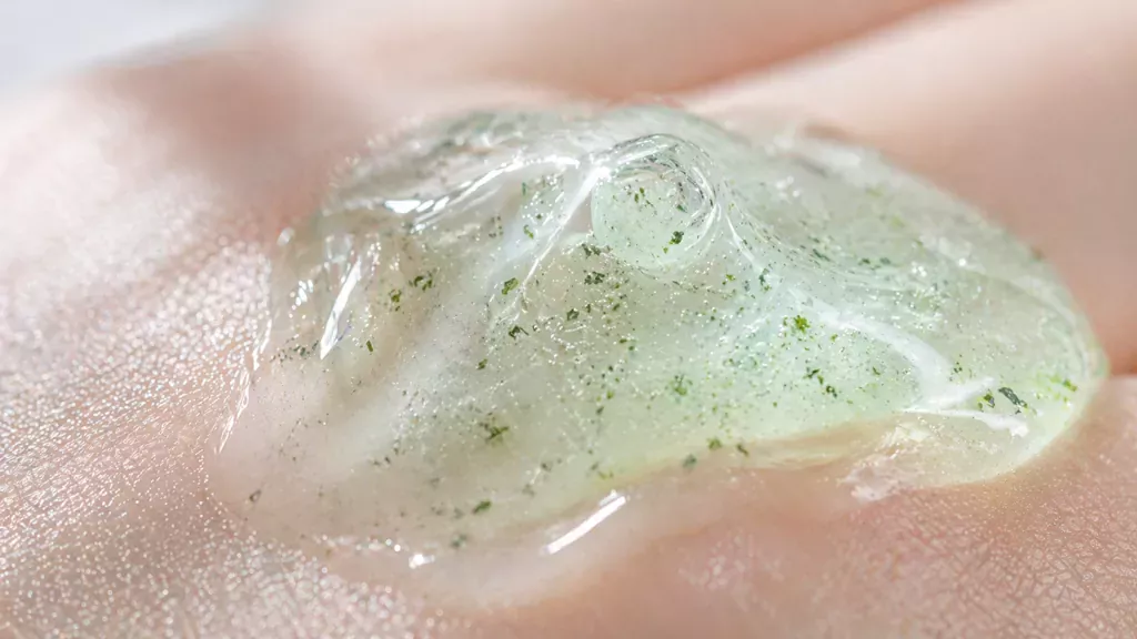 K-Beauty Spring Skincare Routine: How to Fix Your Barrier for a Seasonal Glow 2 Close-up of a watery gel-cream texture with soothing particles, ideal for a K-Beauty Spring Skincare Routine focused on barrier repair.