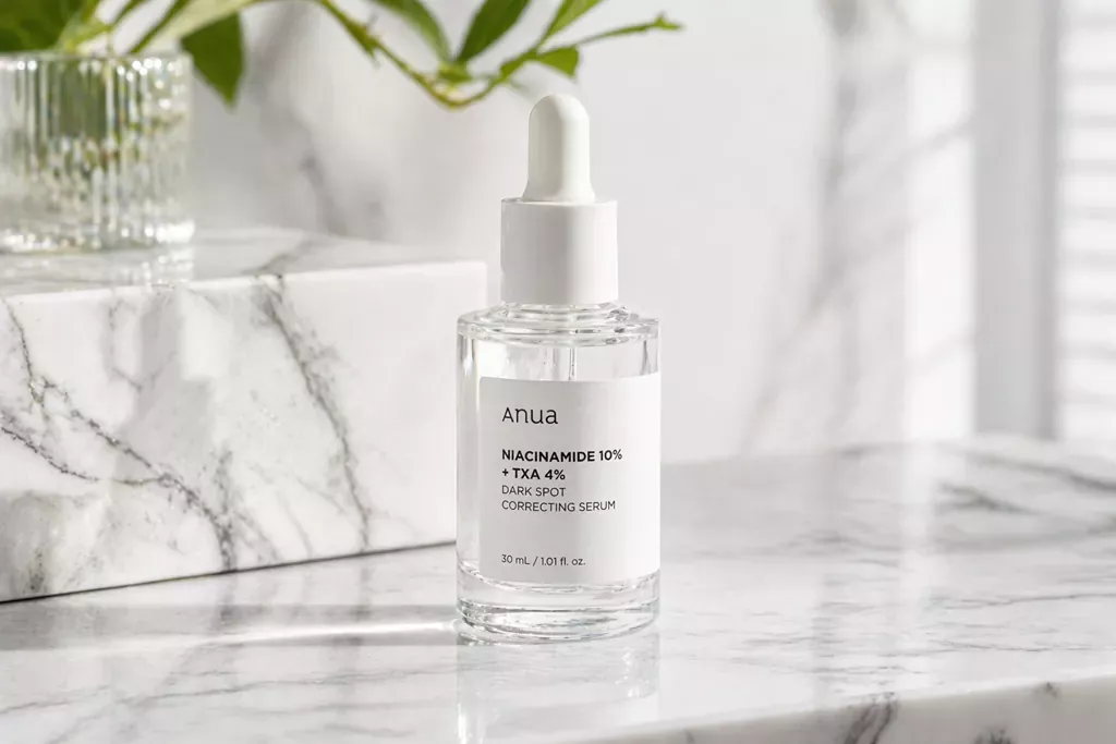 K-Beauty Niacinamide Guide: Mastering Niacinamide Benefits for Glass Skin 1 A minimalist dropper bottle of Niacinamide serum, highlighting the Niacinamide Benefits for Glass Skin.