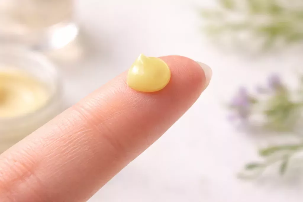 K-Beauty Retinol Guide: How to Start Anti-Aging Without the Purge 3 Showing the exact pea-sized amount of cream recommended in the K-Beauty Retinol Guide to avoid purging.