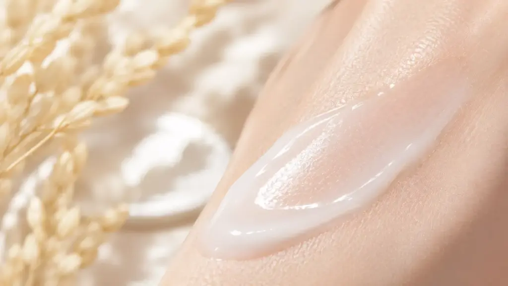 Ceramide vs Phytoceramide K Beauty Guide: Which is the Real Skin Savior? 2 A professional ceramide vs phytoceramide k beauty guide photo highlighting a lightweight plant-based milky formula absorbing deeply into the skin.