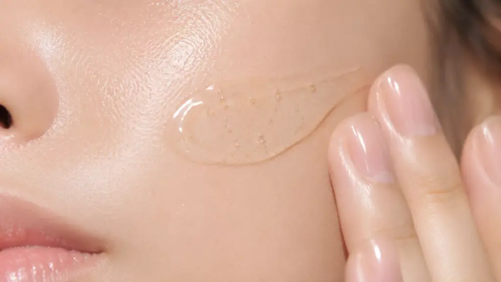 K-Beauty Skincare Routine Order: The Science-Backed Blueprint for Glass Skin 3 A close-up of hydrating serum texture being absorbed smoothly to optimize the K-Beauty Skincare Routine Order.