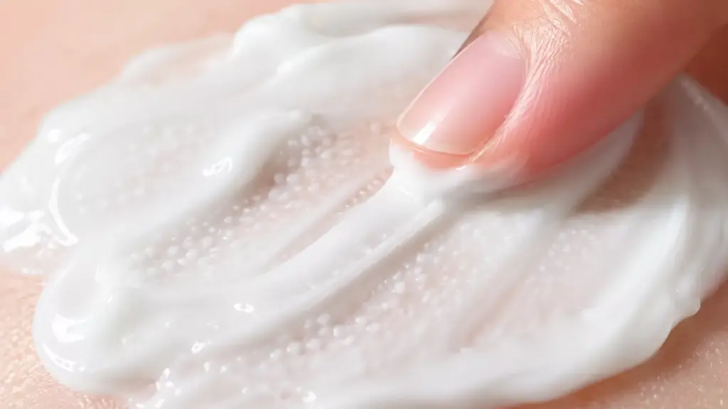 The Skin Barrier Reset: An Analytical Deep-Dive Into the Aestura Atobarrier 365 Cream 1 A close-up macro view of the dissolving micro-capsules in the Aestura Atobarrier 365 Cream on sensitive skin.