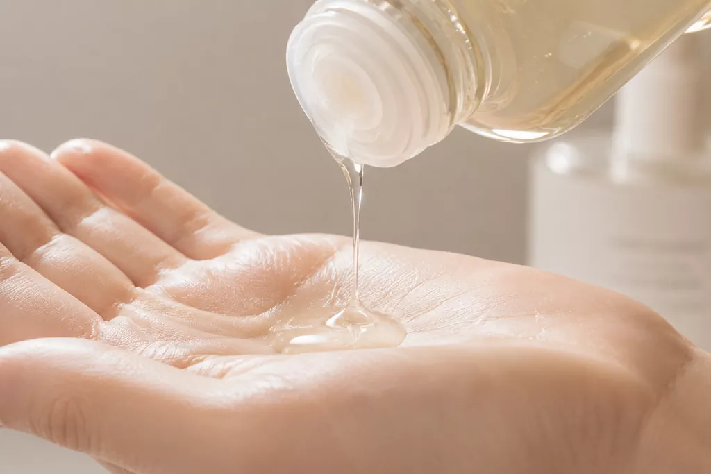 Best Cleansing Oil for Sensitive Skin K-Beauty: How to Double Cleanse Without Irritation 1 A close-up shot showing the texture of the best cleansing oil for sensitive skin k-beauty being applied to avoid friction.