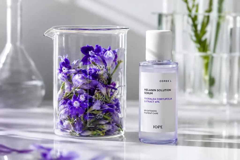K-Beauty Bakuchiol Benefits: Glass Skin Guide 1 Scientific illustration of K-Beauty Bakuchiol Benefits showing the plant-based molecular structure for skin remodeling.