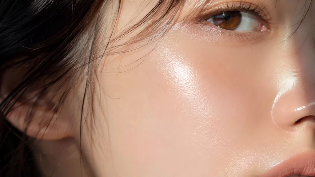 K-Beauty Niacinamide Benefits: The Ultimate Smart Guide to Calibrating Your Way to Glass Skin 2 A close-up shot of smooth, airbrushed skin texture showcasing the K-Beauty Niacinamide Benefits for pore-blurring and oil control.