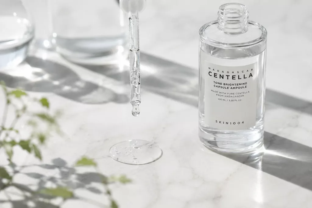K-Beauty Peptides Benefits: Glass Skin Guide 2 Aesthetic shot of a lightweight serum highlighting the K-Beauty Peptides Benefits for optimal absorption and a glass skin finish.