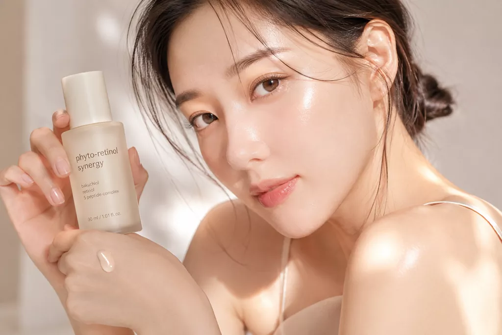 Retinol vs. Bakuchiol: The 2026 Verdict for Sensitive Skin Anti-Aging 2 A radiant model exhibiting Glass Skin, representing the balanced K-beauty solution to the Retinol vs. Bakuchiol dilemma.