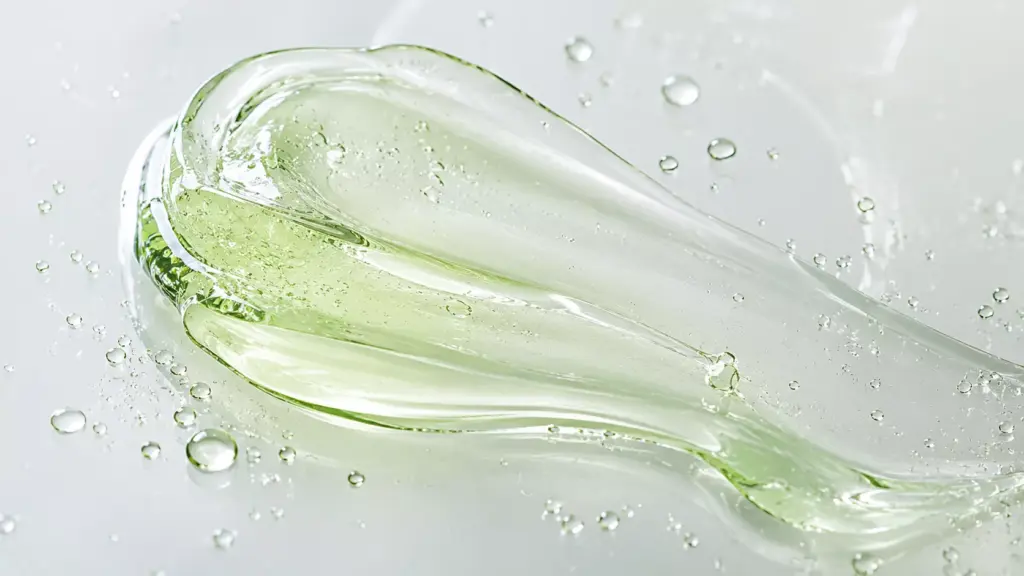 Centella Asiatica Benefits for Skin: Why Cica Is the Ultimate Holy Grail for a Damaged Barrier 2 A close-up shot of a lightweight watery gel texture on a clean surface, emphasizing the soothing centella asiatica benefits for skin.