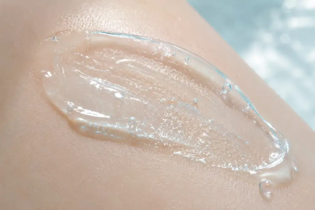 K-Beauty Morning De-Puffing Routine: How to Reduce Facial Swelling Fast 3 A lightweight soothing watery gel layer used for a friction-free K-Beauty morning de-puffing routine.